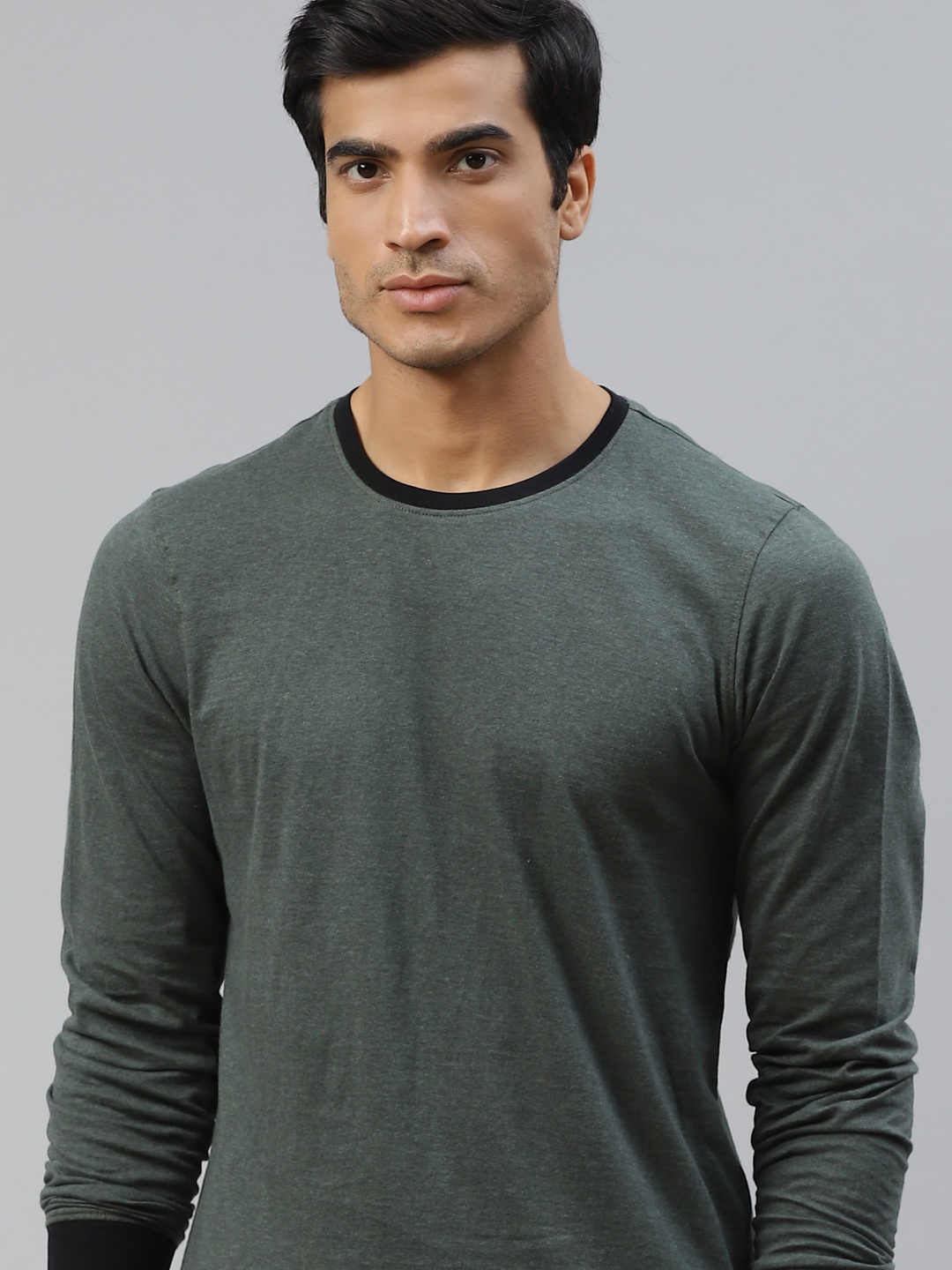 

The Roadster Lifestyle Co Men Green Pure Cotton Solid T-shirt