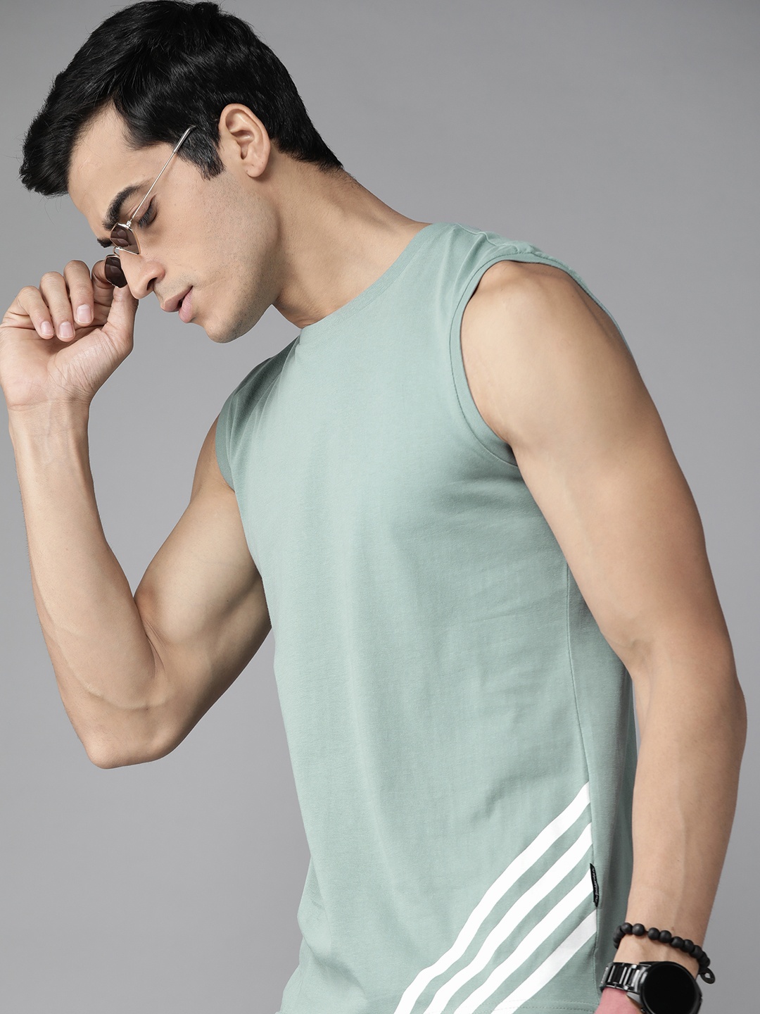 

The Roadster Lifestyle Co Men Green Pure Cotton Solid Round Neck T-shirt
