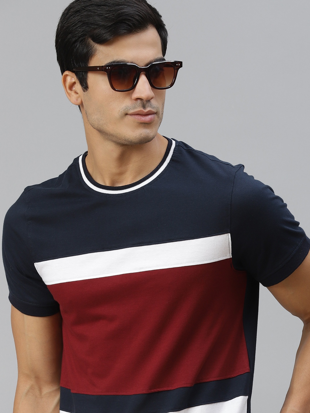 

The Roadster Lifestyle Co Men Navy Blue Maroon Colourblocked Pure Cotton T-shirt