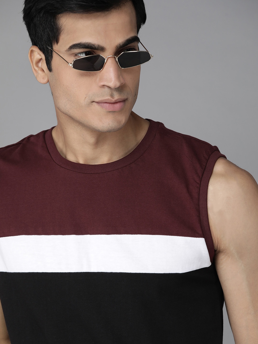 

The Roadster Lifestyle Co Men Black & Maroon Colourblocked Round Neck T-shirt