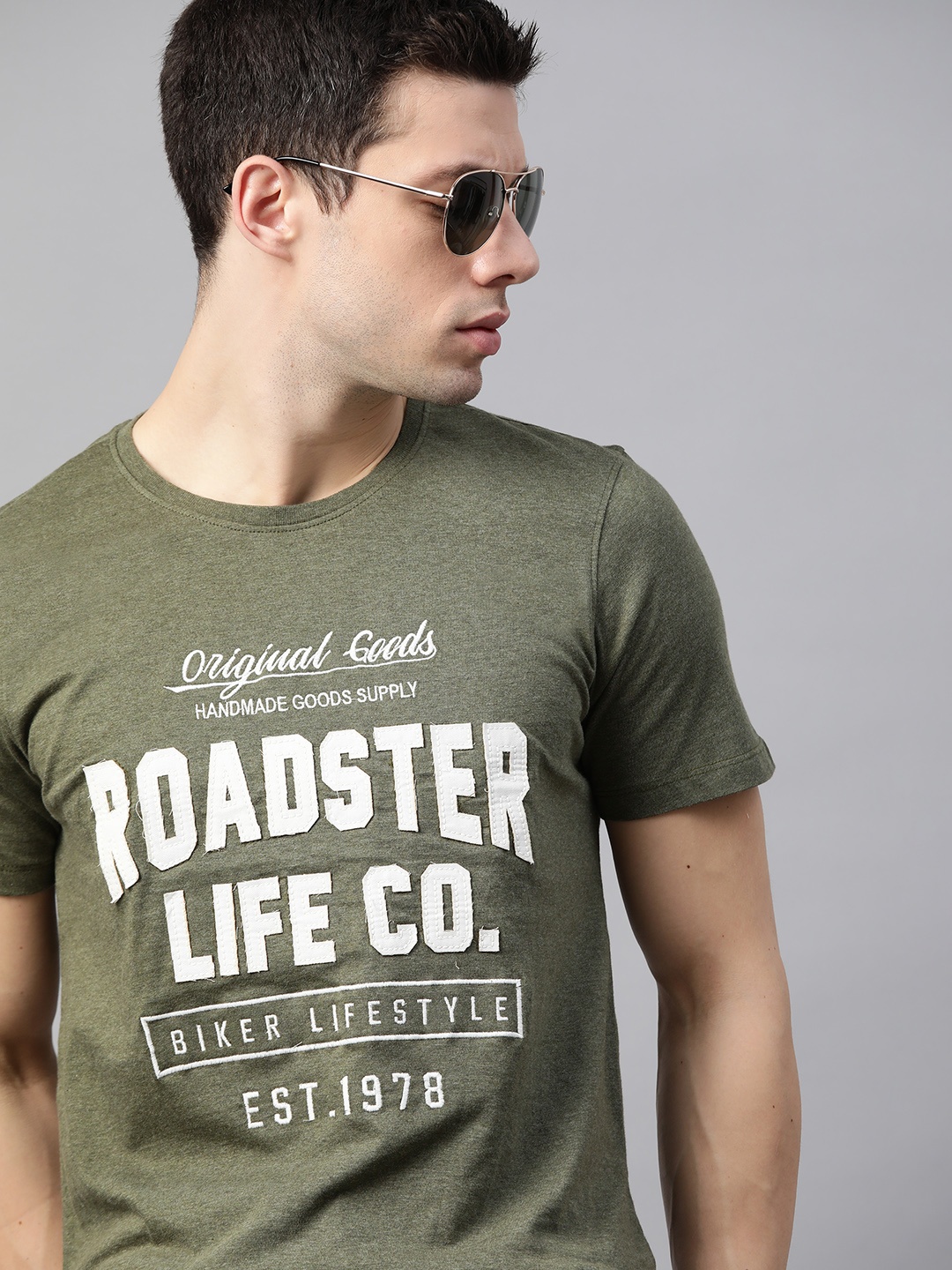 

The Roadster Lifestyle Co Men Olive Green White Pure Cotton Brand Logo Applique Pure Cotton T-shirt