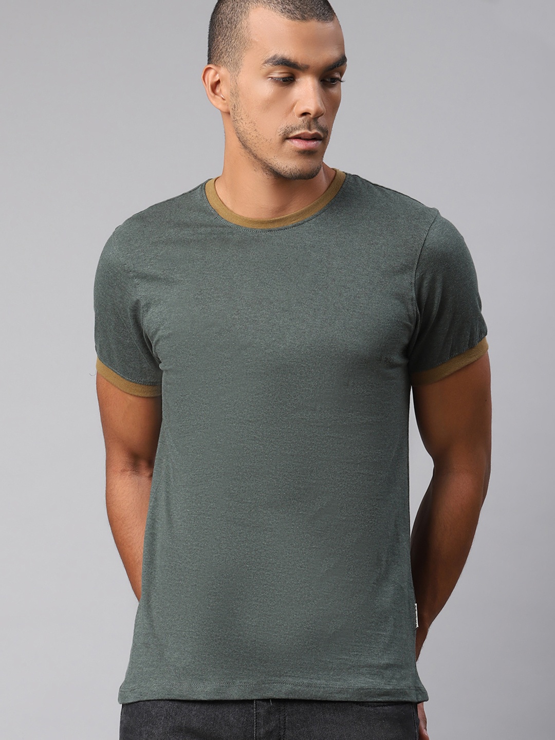 

The Roadster Lifestyle Co Men Charcoal Grey Cotton Solid Round Neck T-shirt