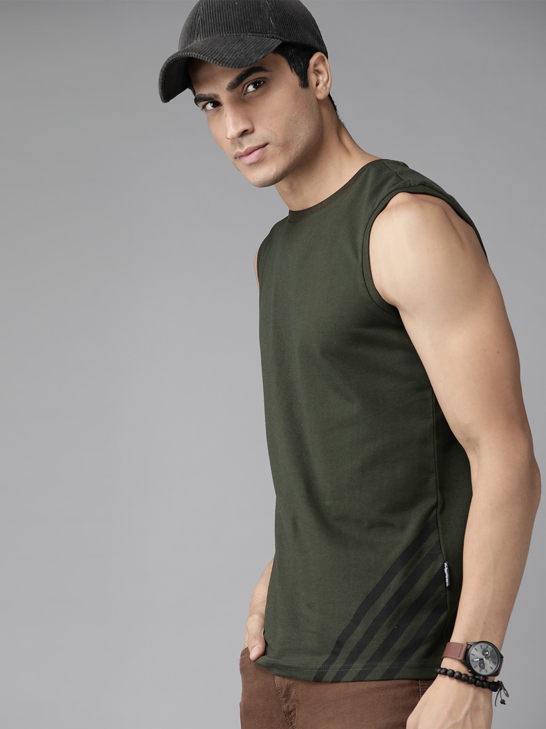 

The Roadster Lifestyle Co Men Olive Green Pure Cotton Solid Round Neck T-shirt