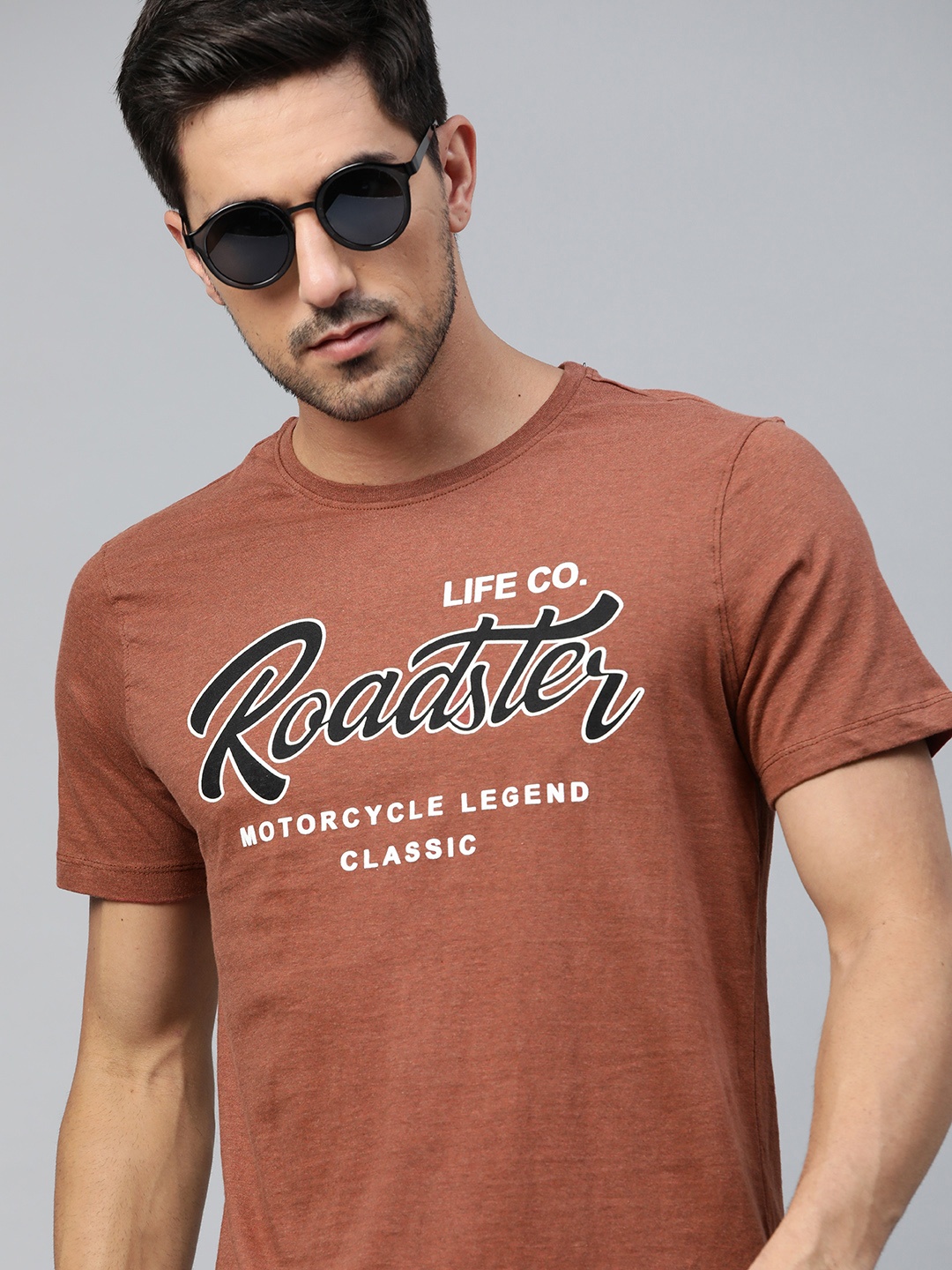 

The Roadster Lifestyle Co Men Rust Brown Brand Logo Printed Pure Cotton T-shirt
