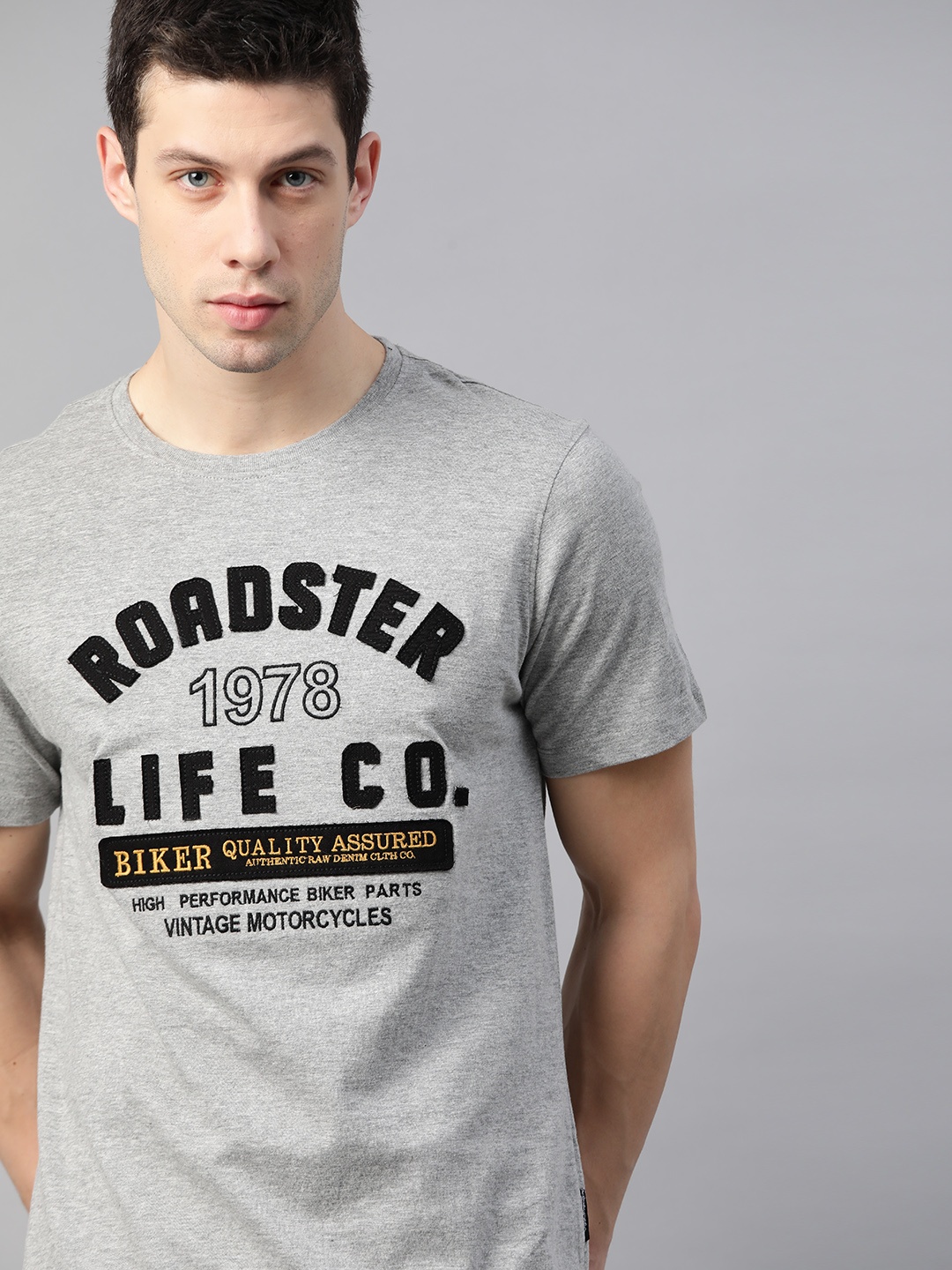 

The Roadster Lifestyle Co Men Grey Melange Black Applique Brand Logo Pure Cotton T-shirt