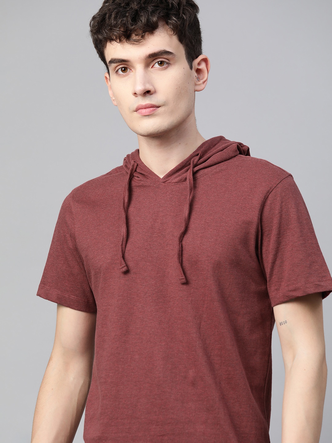 

The Roadster Lifestyle Co Men Maroon Solid Pure Cotton Hooded Pure Cotton T-shirt