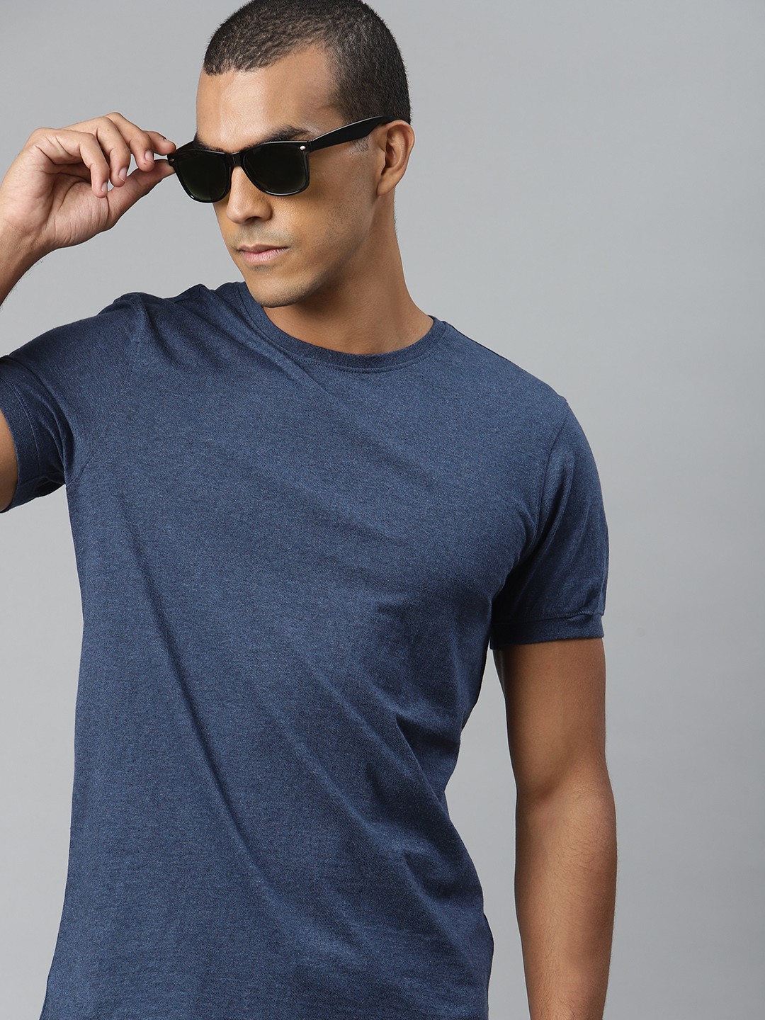 

The Roadster Lifestyle Co Men Navy Blue Solid Round Neck T-shirt