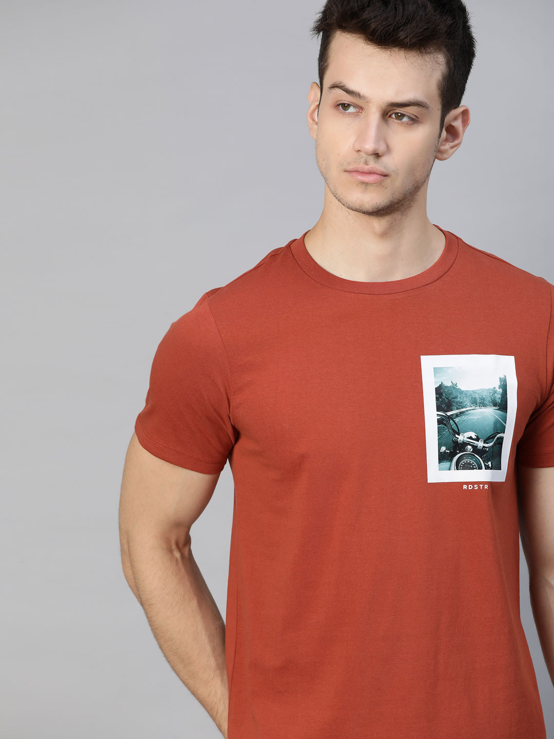 

The Roadster Lifestyle Co Men Rust Red Pure Cotton Biker Print T-shirt