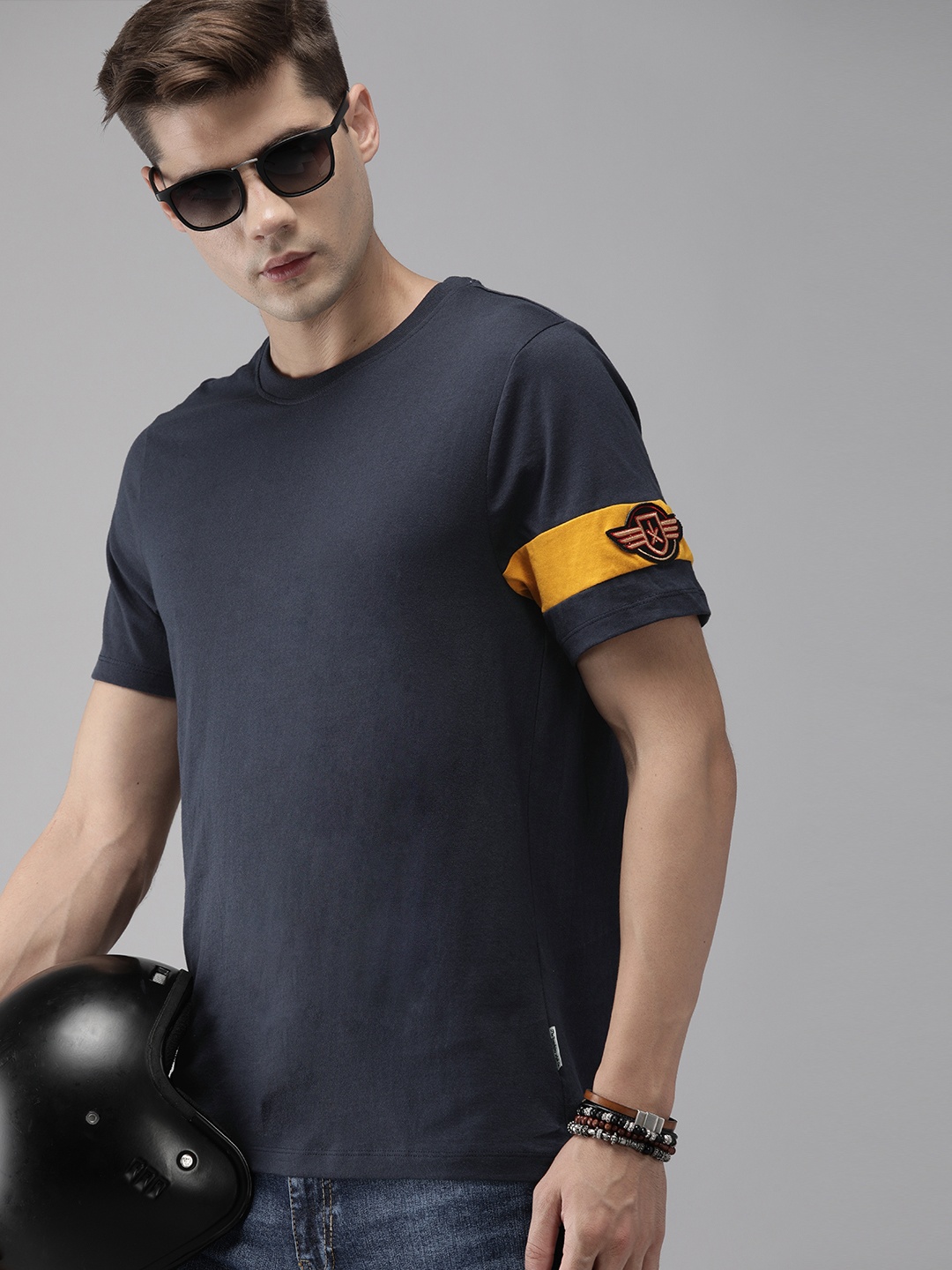 

The Roadster Lifestyle Co Men Navy Blue Solid Round Neck Pure Cotton T-shirt