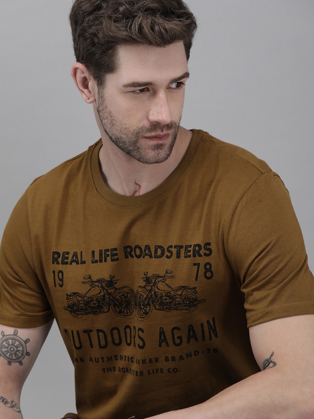 

The Roadster Lifestyle Co Men Coffee Brown Brand Logo Printed Pure Cotton T-shirt