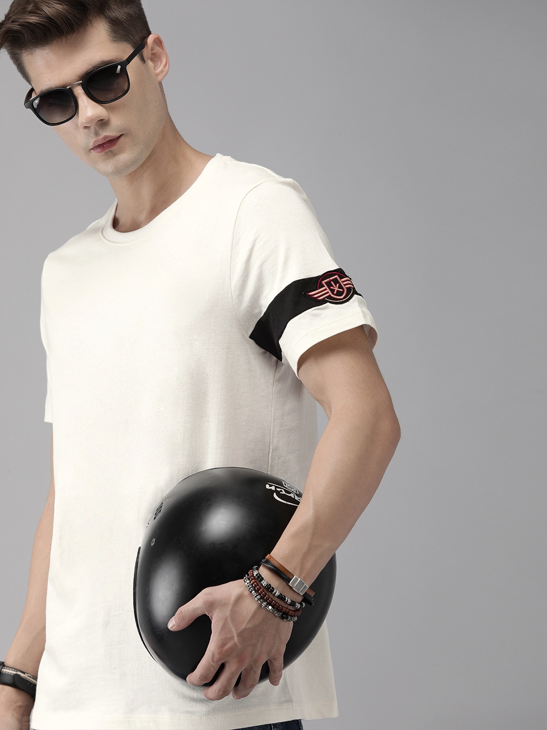 

The Roadster Lifestyle Co Men Off-White Solid Round Neck Pure Cotton T-shirt