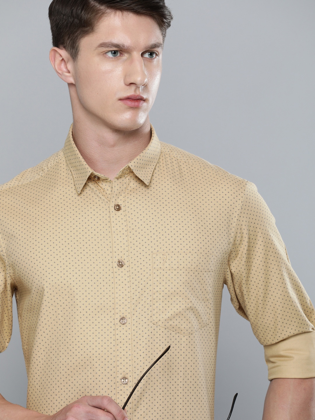 

Indian Terrain Men Beige & Blue Slim Fit Printed Smart Casual Shirt