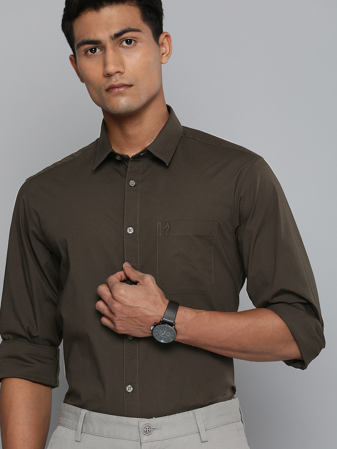 

Indian Terrain Men Olive Green Slim Fit Solid Smart Casual Shirt