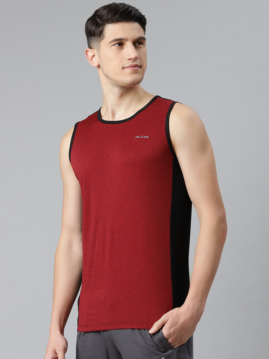 

Alcis Men Maroon & Black Solid Slim Fit T-shirt