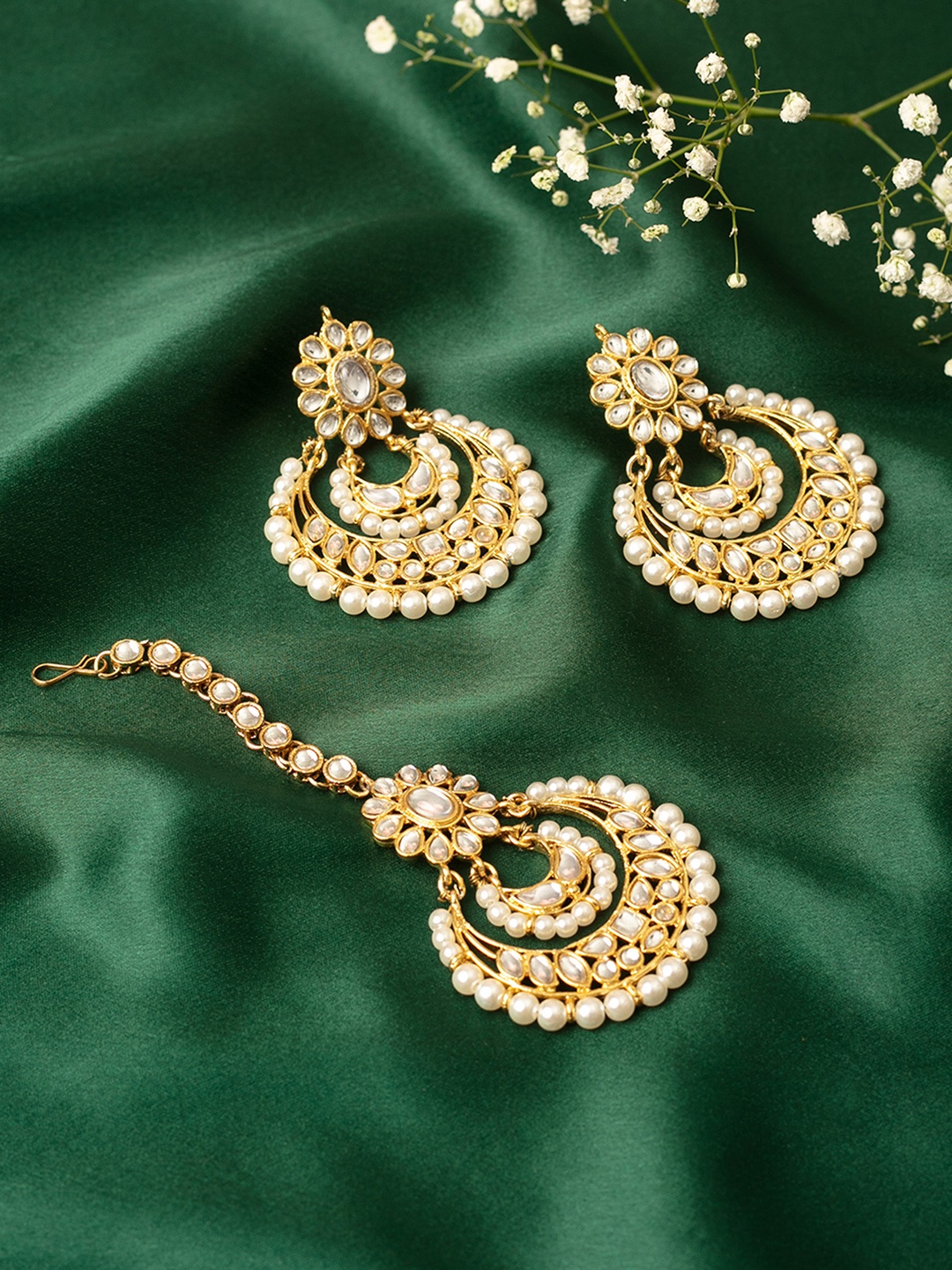 

Zaveri Pearls White Gold-Plated Kundan Studded Jewellery Set