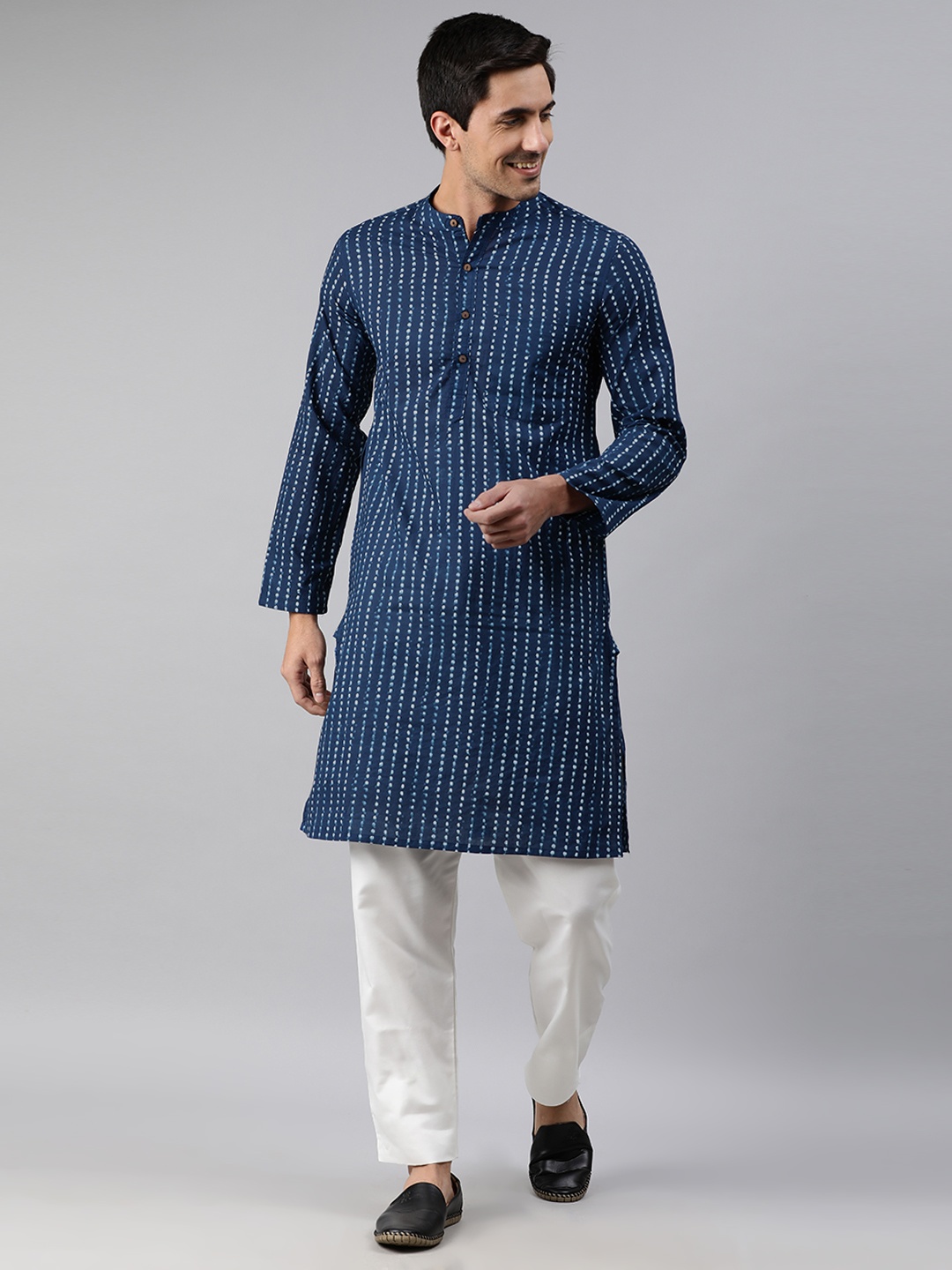 

Janasya Men Navy Blue & White Striped Pure Cotton Kurta