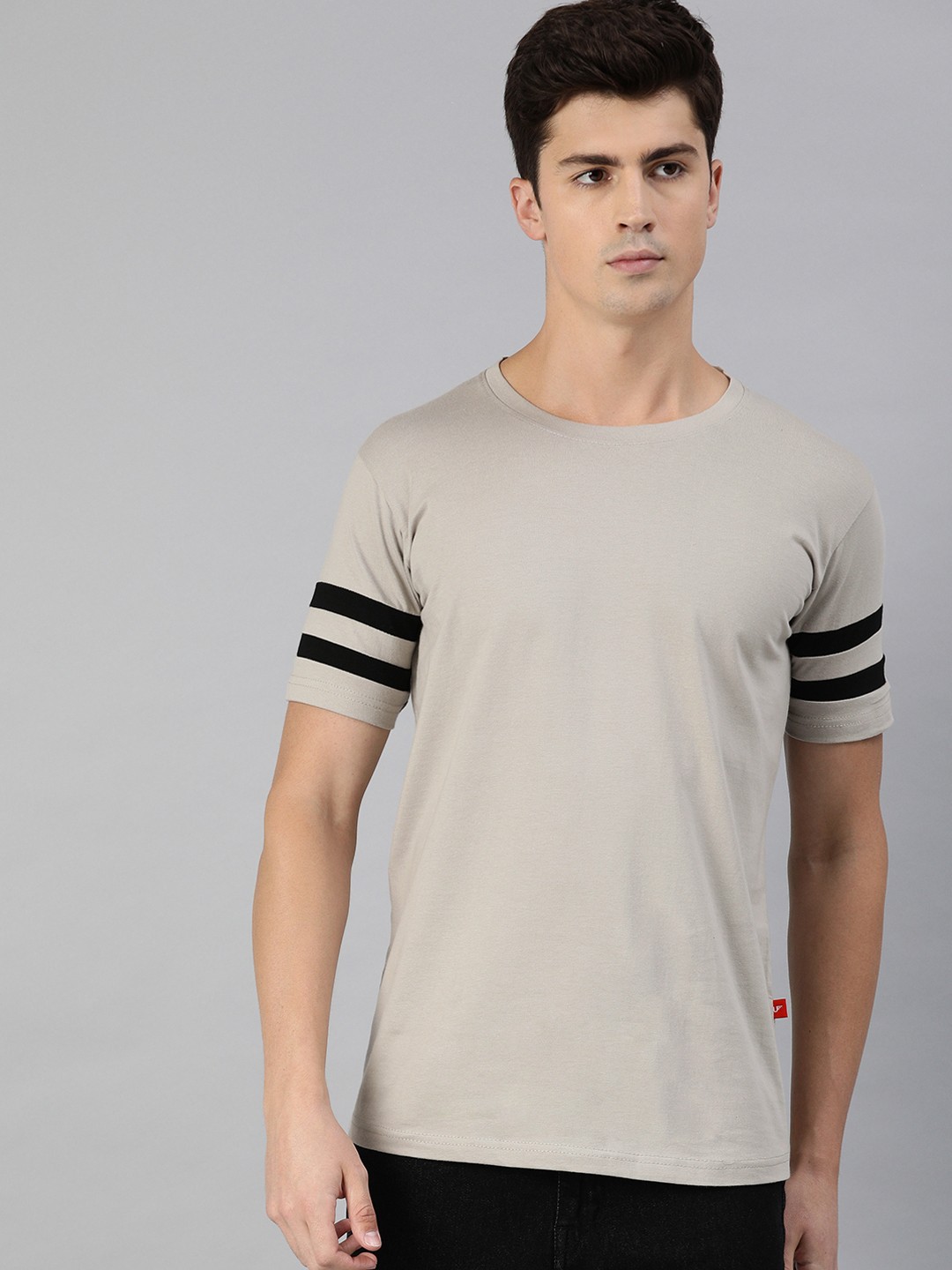 

UNSULLY Men Grey Solid Round Neck Pure Cotton T-shirt with Stripes