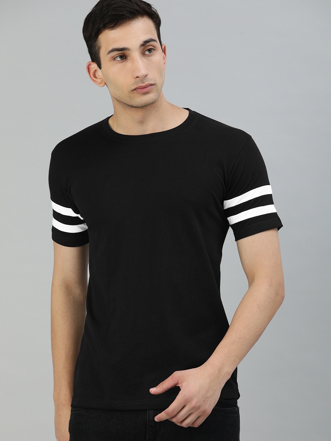 

UNSULLY Men Black Solid Round Neck Pure Cotton T-shirt