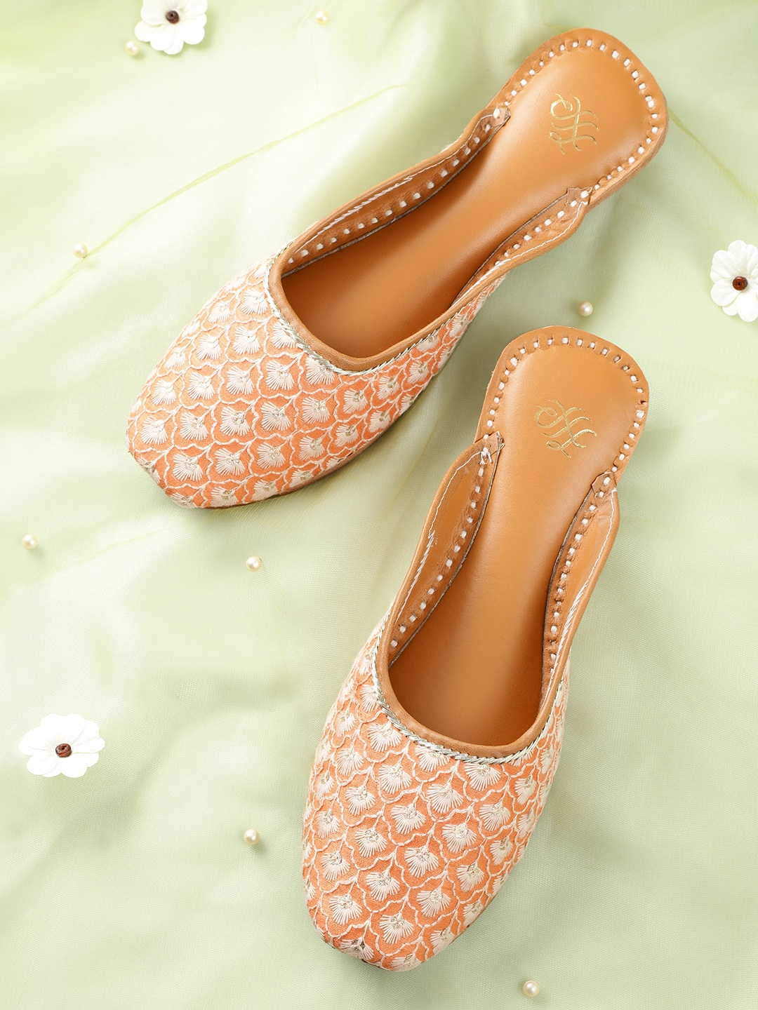 

House of Pataudi Women Peach-Coloured & Off-White Embroidered Mojaris