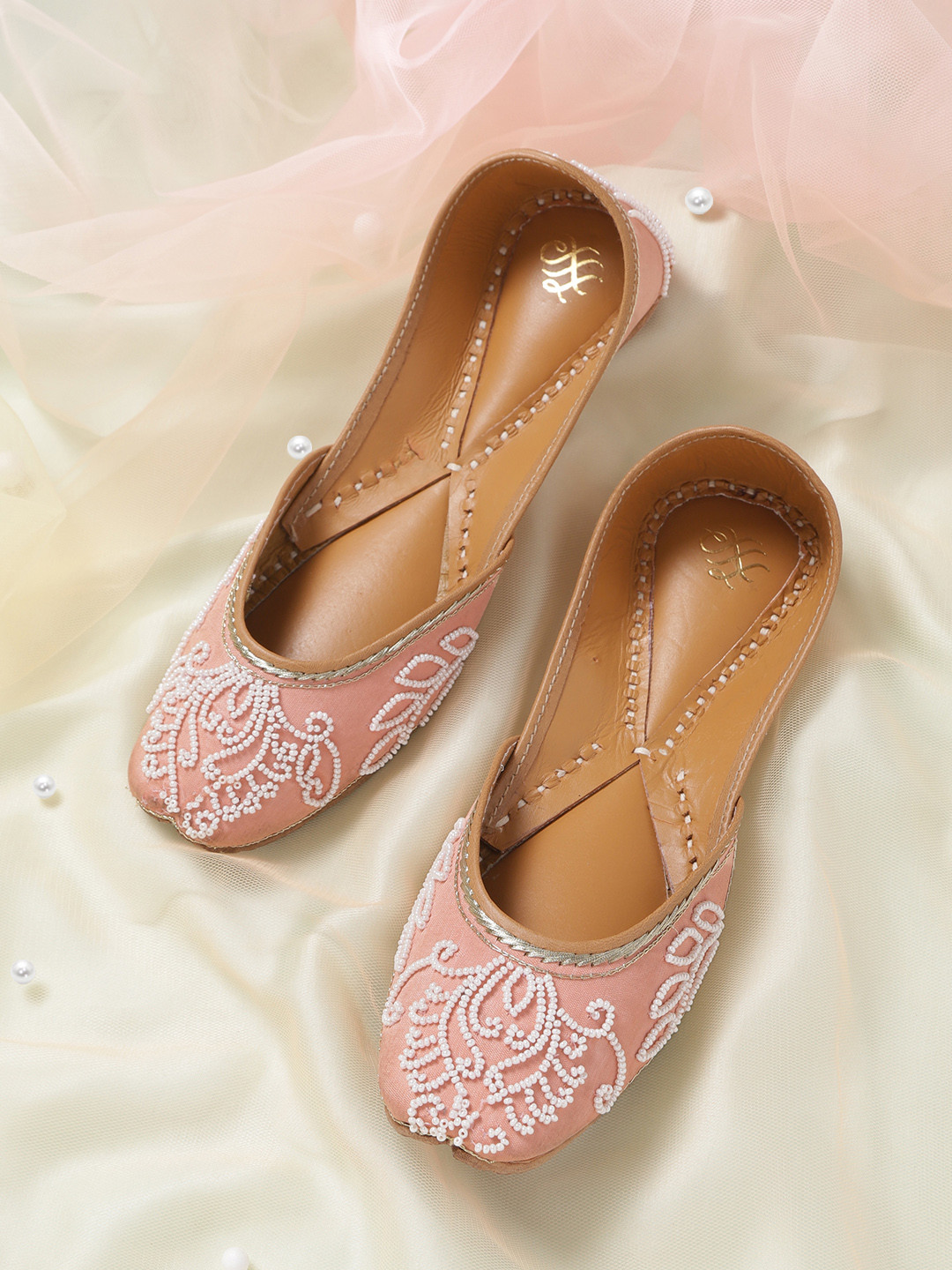 

House of Pataudi Women Peach-Coloured & White Handcrafted Ethnic Embellished Mojaris
