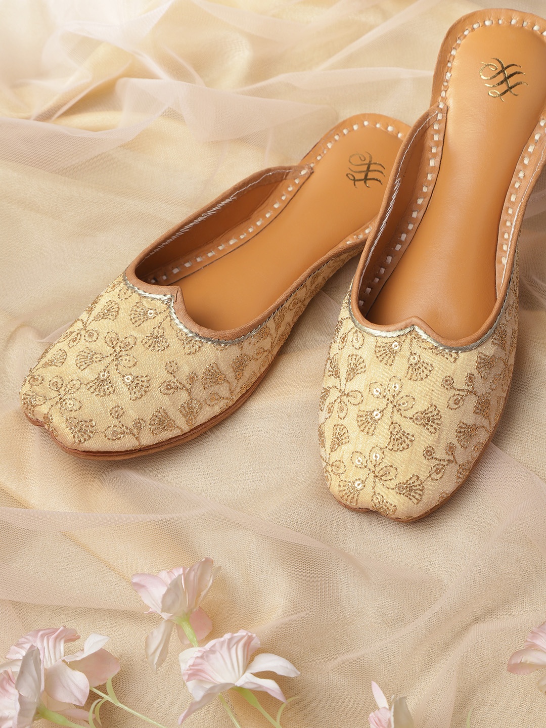 

House of Pataudi Women Beige Embellished Handcrafted Mojaris