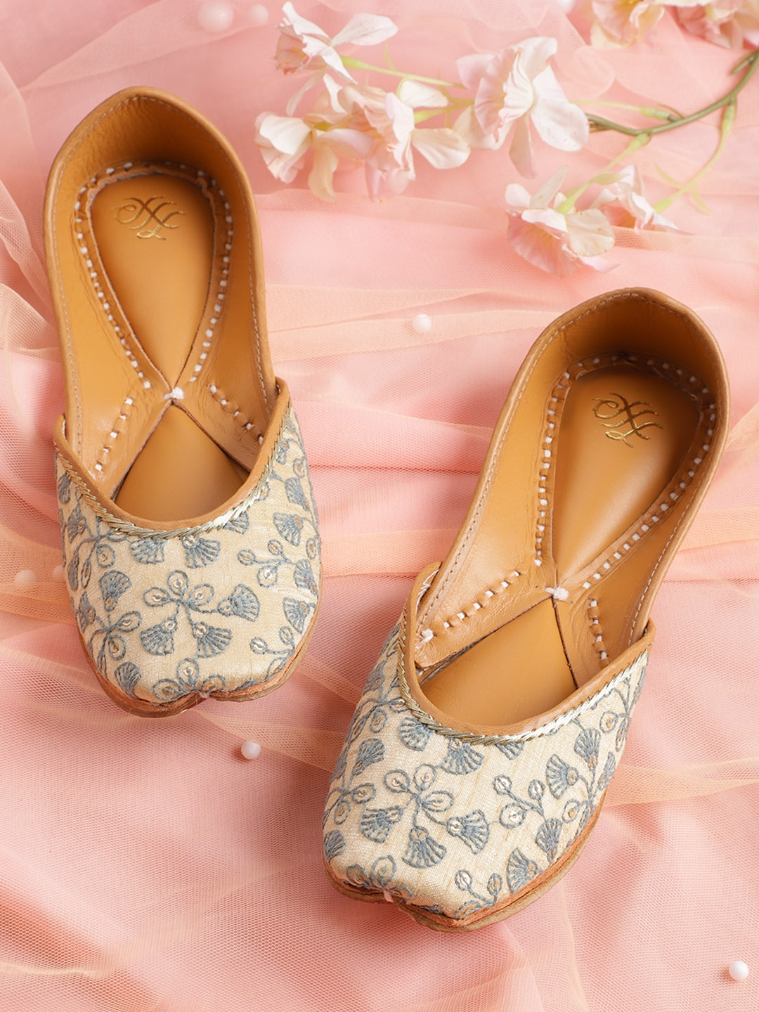 

House of Pataudi Women Cream-Coloured & Blue Floral Pattern Handcrafted Mojaris