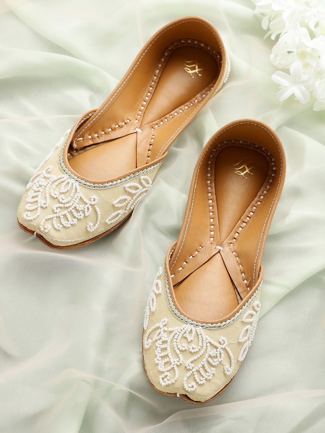

House of Pataudi Women Beige & White Handcrafted Ethnic Embellished Mojaris