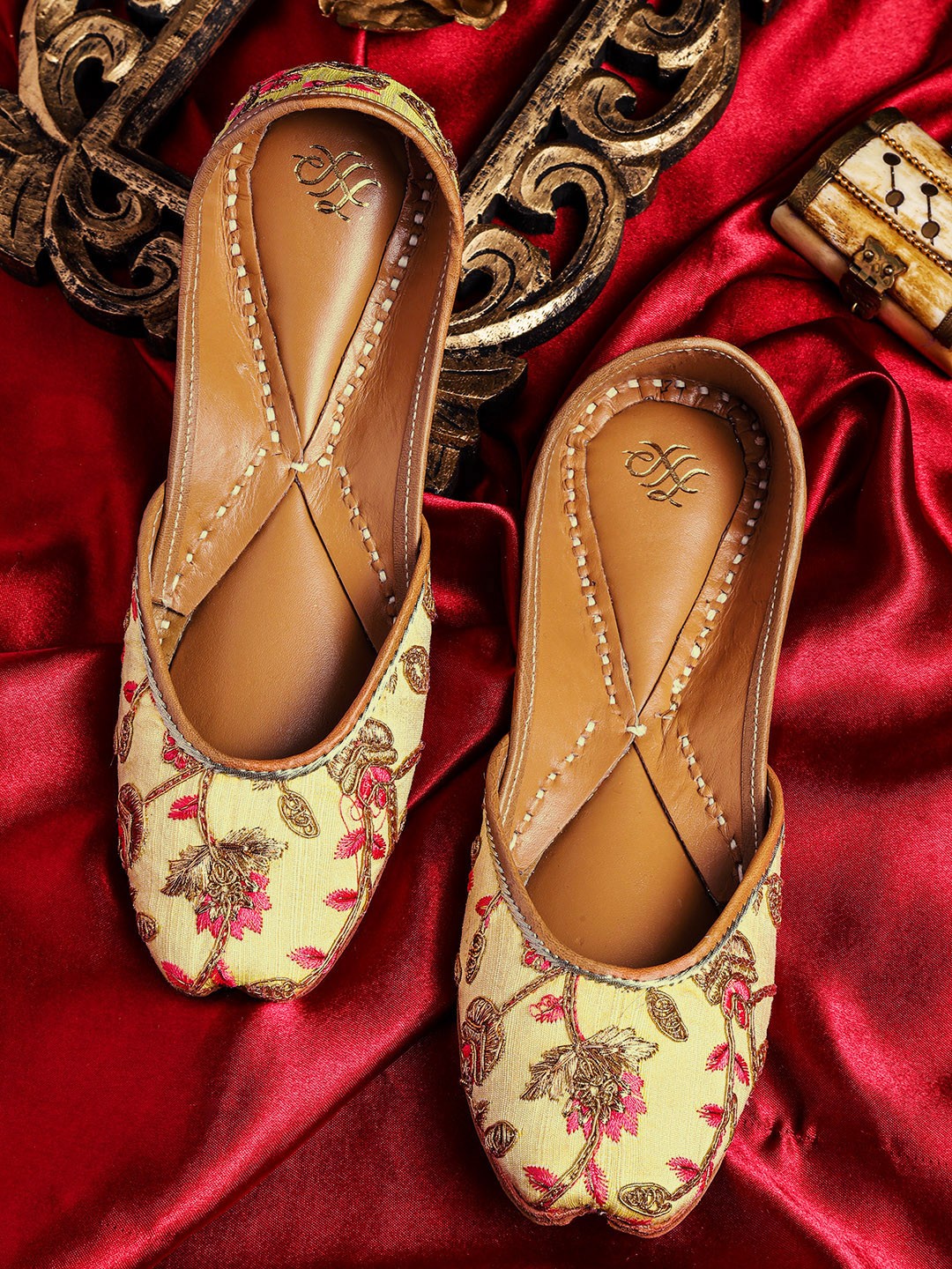 

House of Pataudi Women Yellow & Gold-Toned Embroidered Handcrafted Mojaris