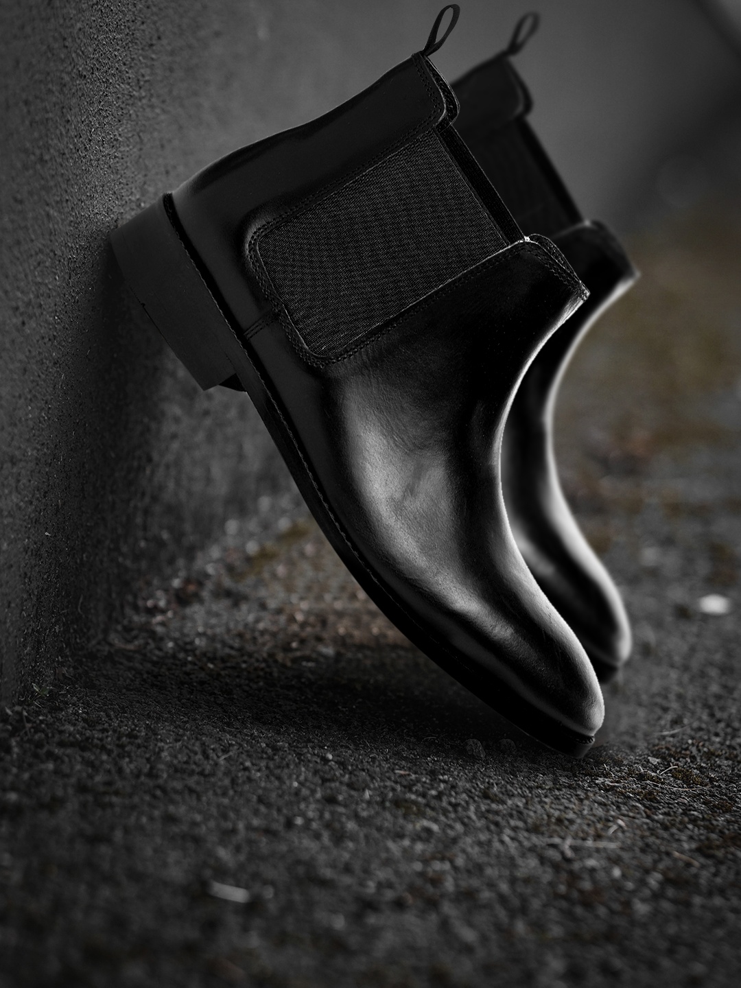 

Wrogn Men Black Solid Leather Chelsea Boots