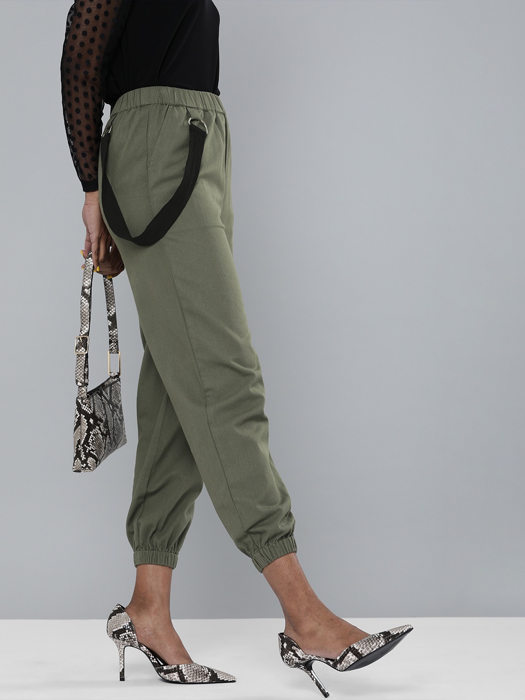 

SASSAFRAS Women Olive Green Pure Cotton Regular Fit Solid Cropped Joggers