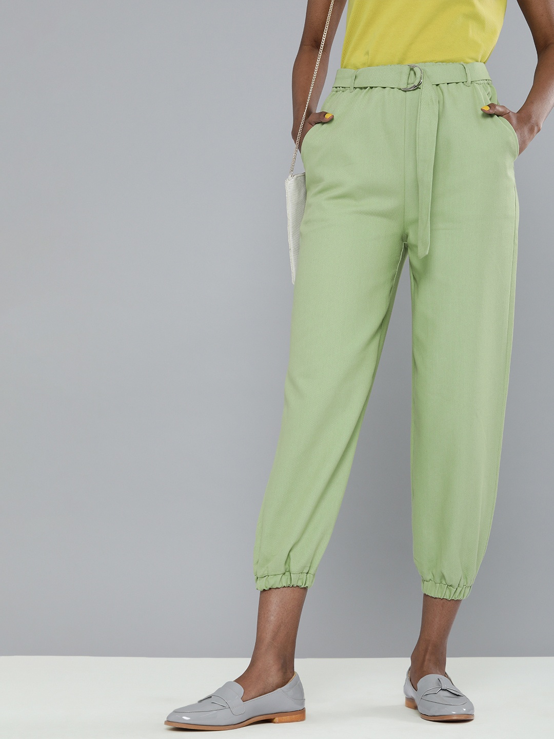 

SASSAFRAS Women Green Pure Cotton Regular Fit Solid Cropped Joggers with Belt