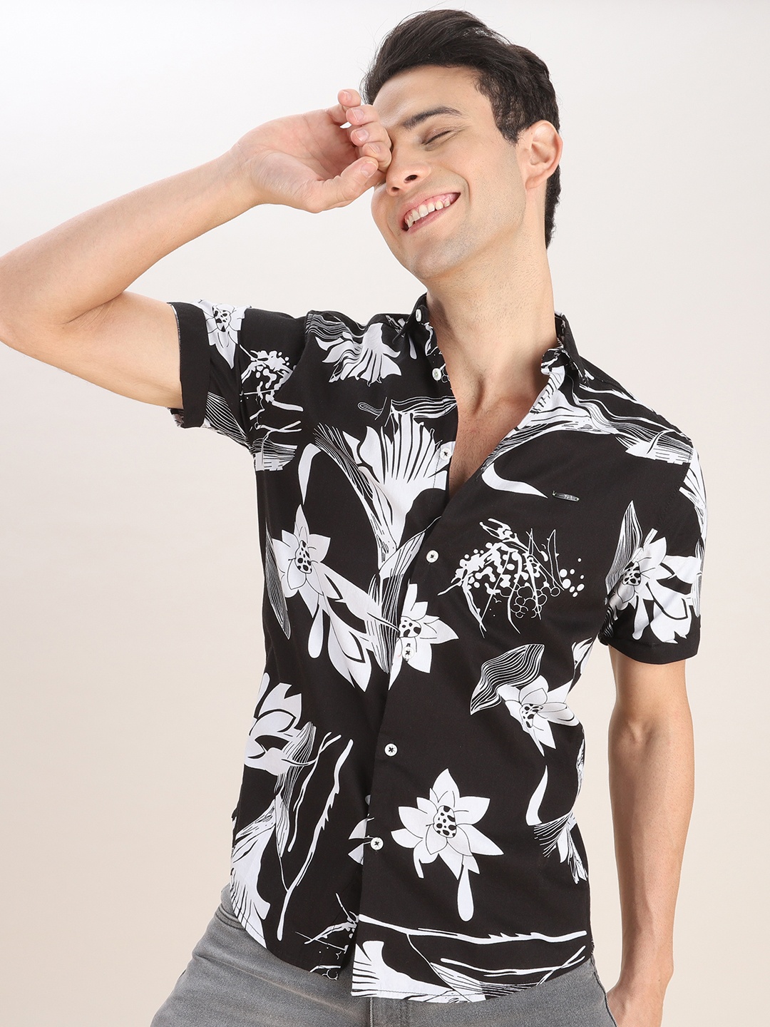 

The Indian Garage Co Men Slim Fit Floral Printed Resortwear Shirt, Black