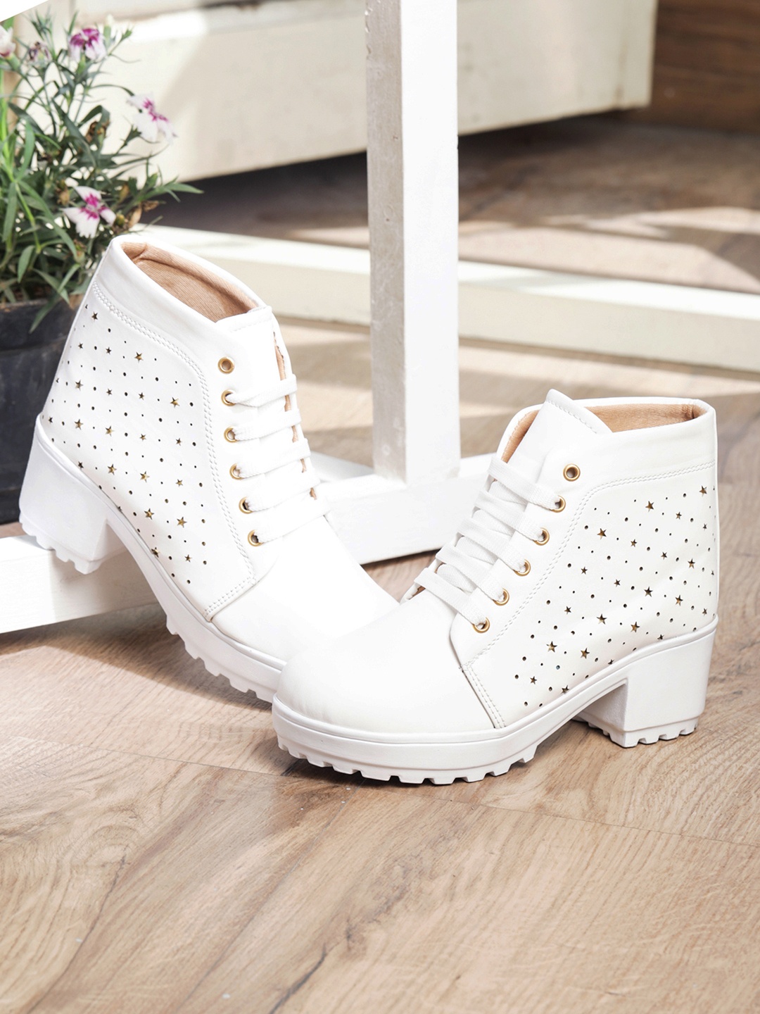 

LONDON STEPS Women White Solid Heeled Boots