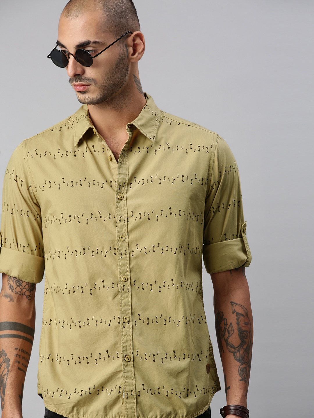 

The Roadster Lifestyle Co Men Khaki & Black Regular Fit Printed Casual Shirt