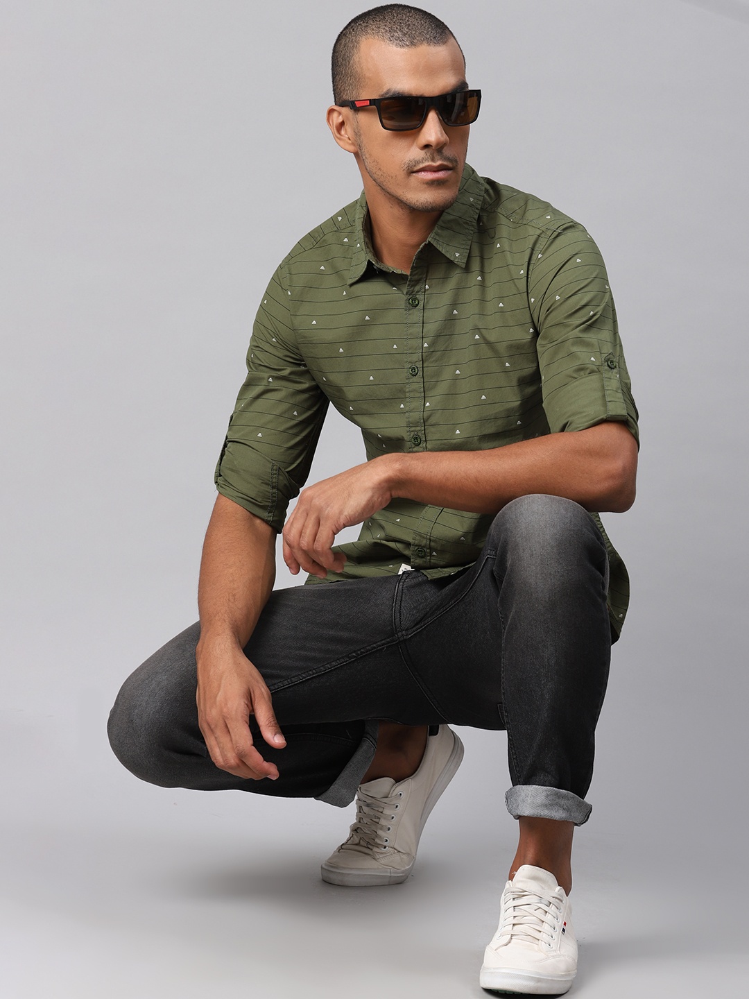 

The Roadster Lifestyle Co Men Olive Green & White Regular Fit Printed Pure Cotton Casual Shirt