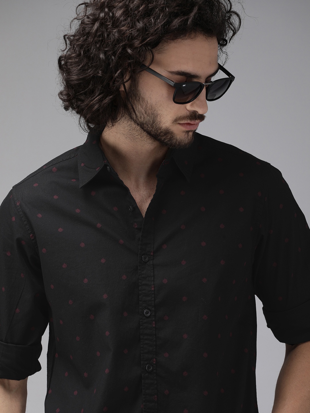 

The Roadster Lifestyle Co Men Black & Maroon Regular Fit Printed Casual Shirt