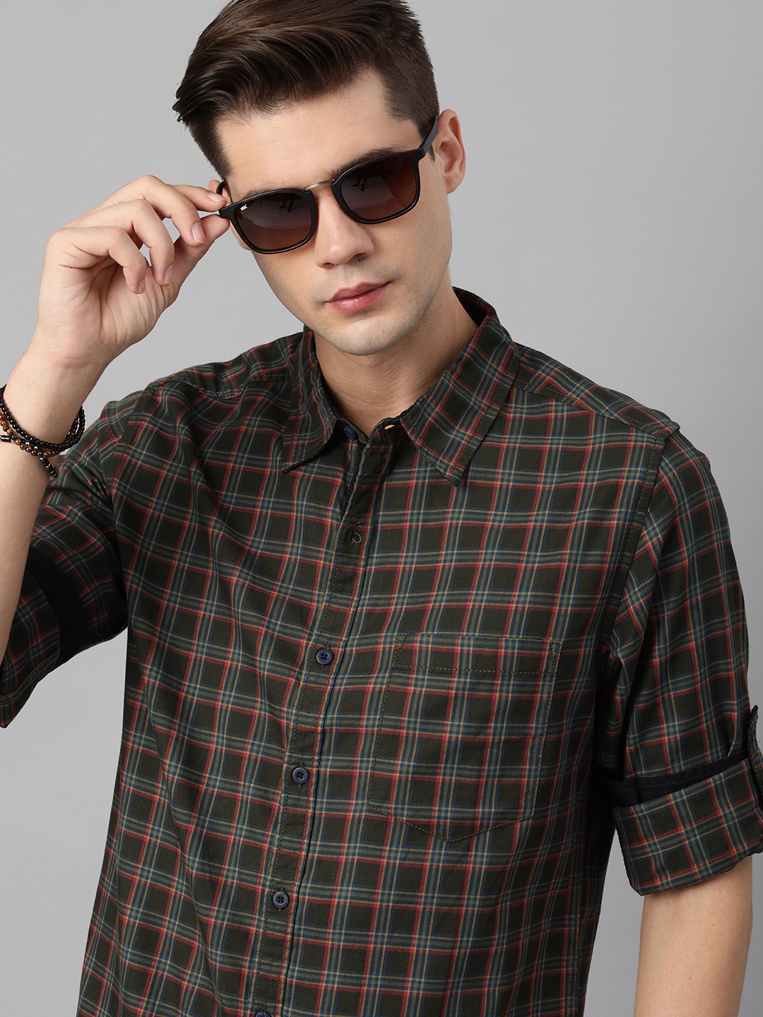 

The Roadster Lifestyle Co Men Olive Green Pure Cotton Checked Casual Shirt with Mask