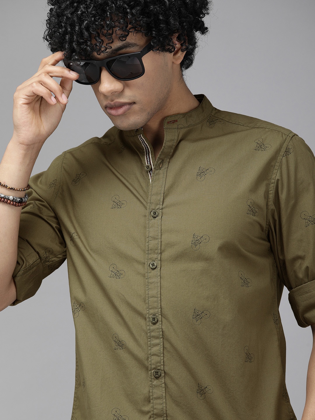 

The Roadster Lifestyle Co Men Olive Green & Black Printed Pure Cotton Casual Shirt