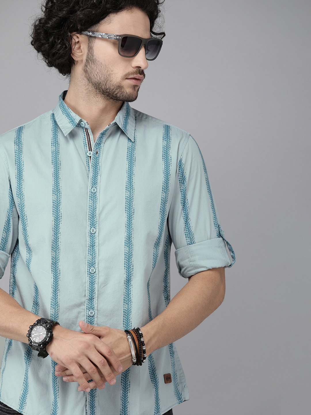 

The Roadster Lifestyle Co Men Blue Regular Fit Striped Casual Shirt