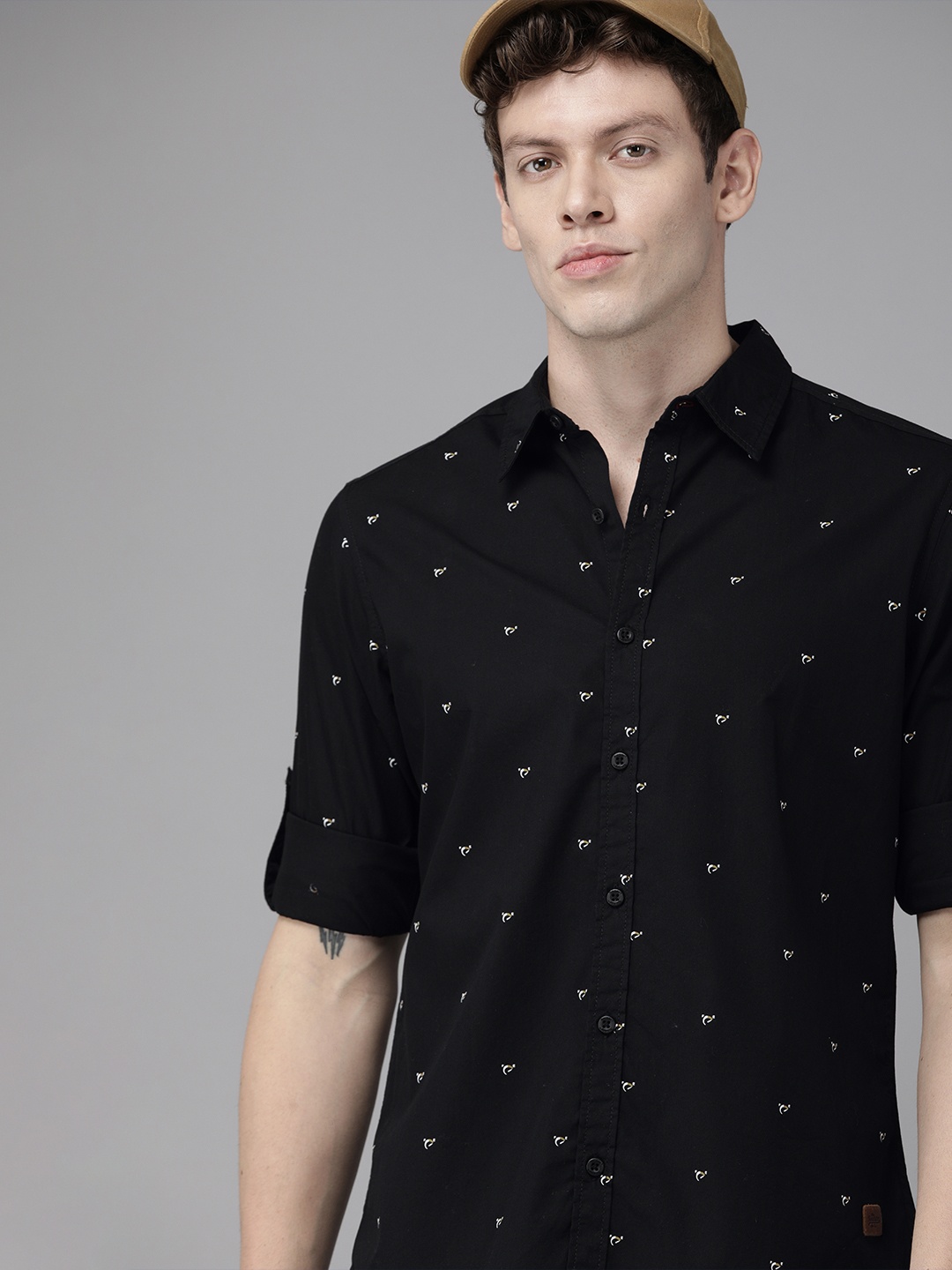 

The Roadster Lifestyle Co Men Black & White Regular Fit Printed Casual Shirt
