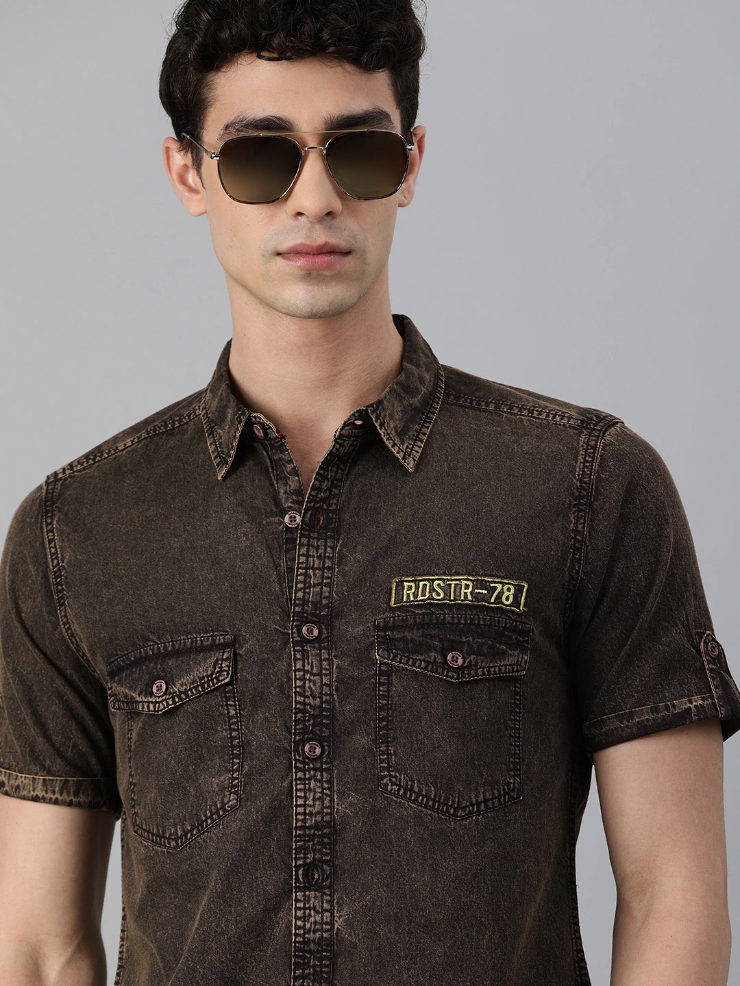 

The Roadster Lifestyle Co Men Black Solid Casual Shirt