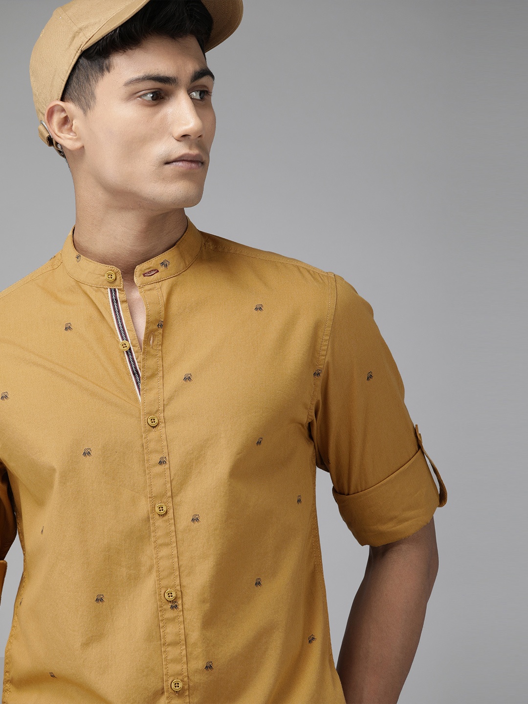 

The Roadster Lifestyle Co Men Beige & Black Regular Fit Printed Casual Shirt
