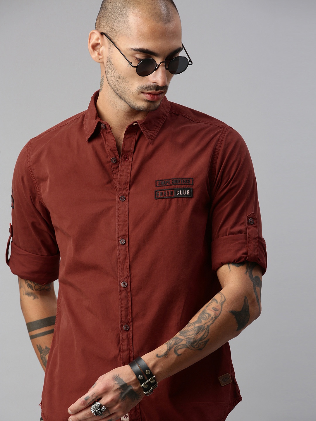 

The Roadster Lifestyle Co Men Maroon Regular Fit Solid Applique Casual Shirt