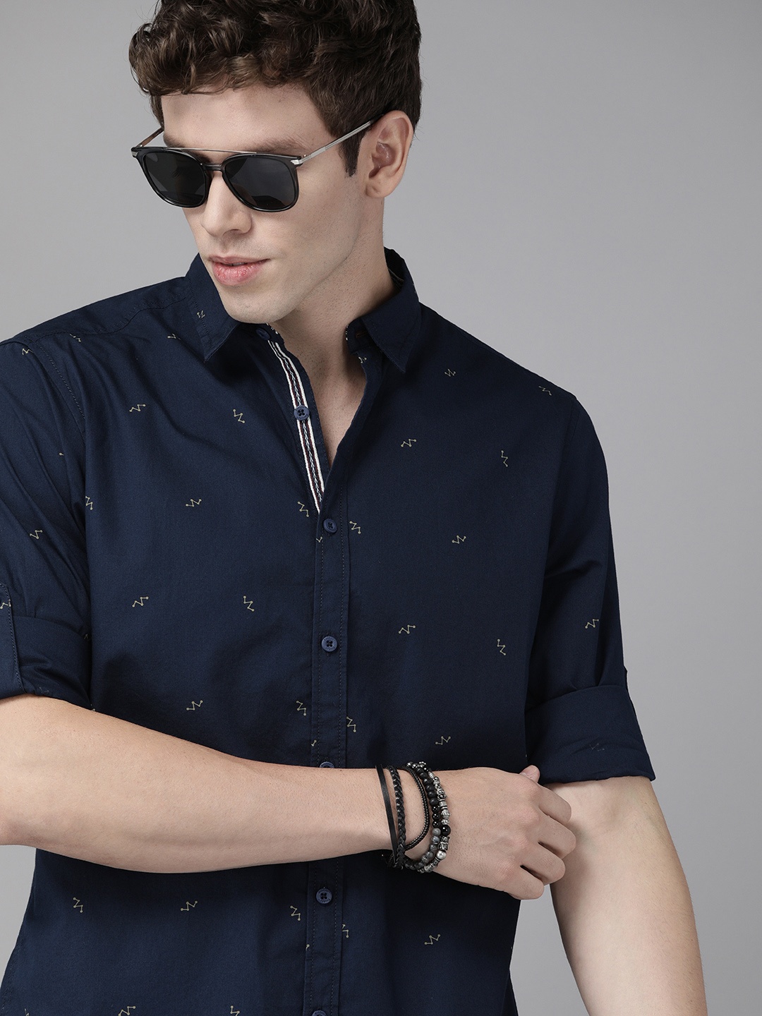 

The Roadster Lifestyle Co Men Navy Blue & Beige Regular Fit Printed Casual Shirt