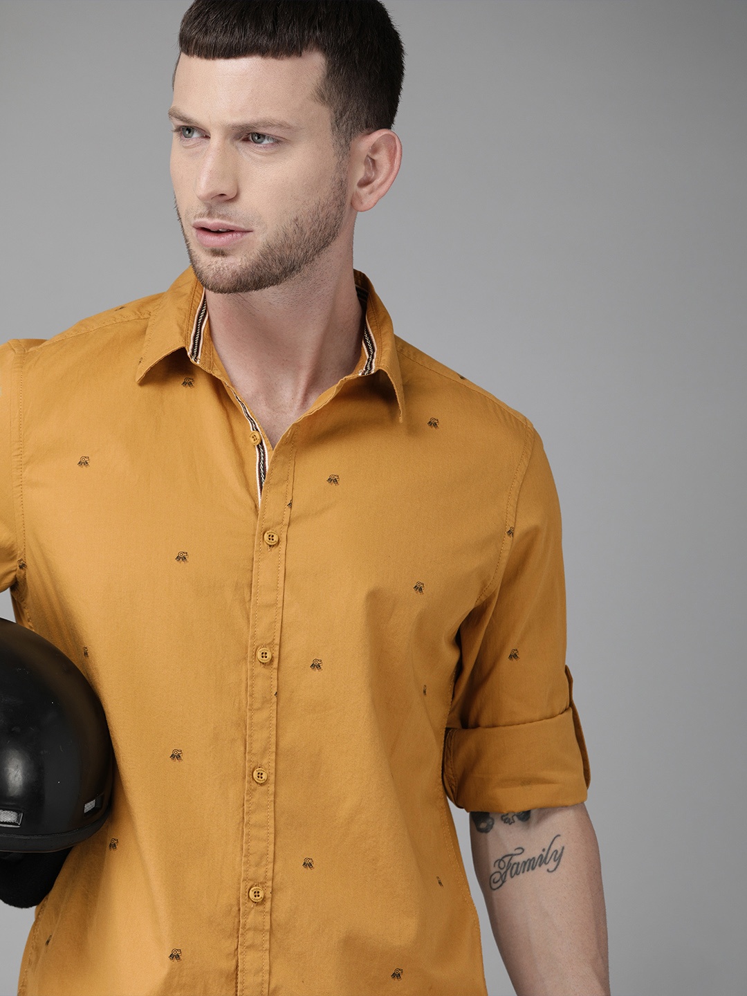 

The Roadster Lifestyle Co Men Mustard Yellow & Black Regular Fit Printed Casual Shirt