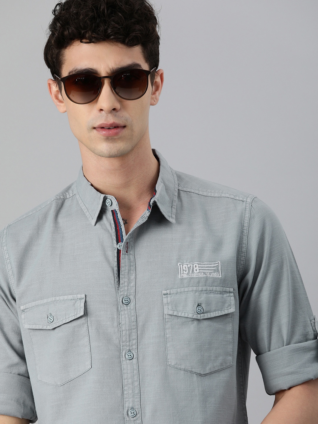 

The Roadster Lifestyle Co Men Grey Solid Casual Shirt