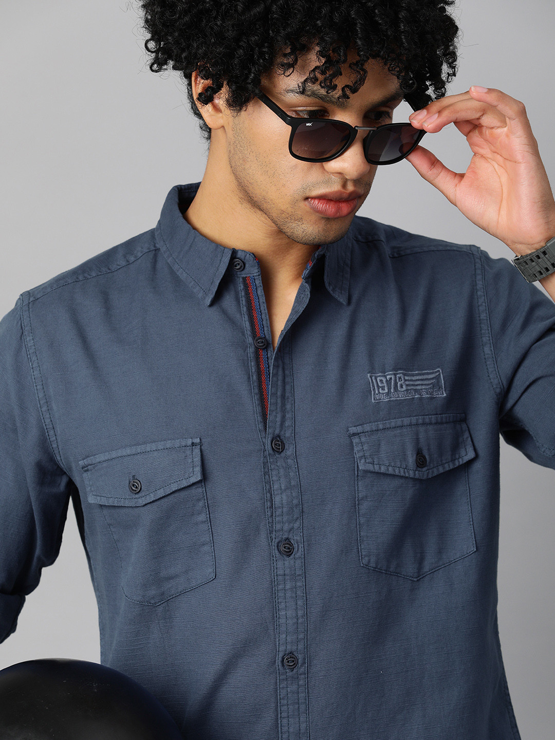 

The Roadster Lifestyle Co Men Navy Blue Pure Cotton Pockets Casual Shirt