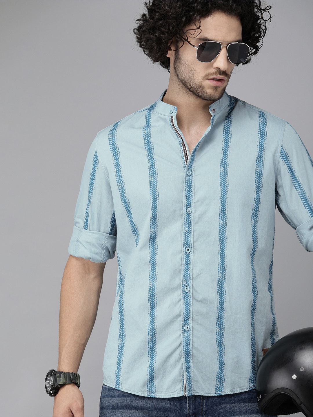 

The Roadster Lifestyle Co Men Blue Regular Fit Striped Casual Shirt
