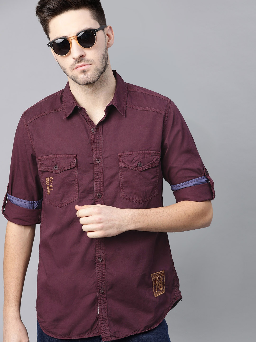 

The Roadster Lifestyle Co Men Burgundy Cotton Solid Casual Shirt