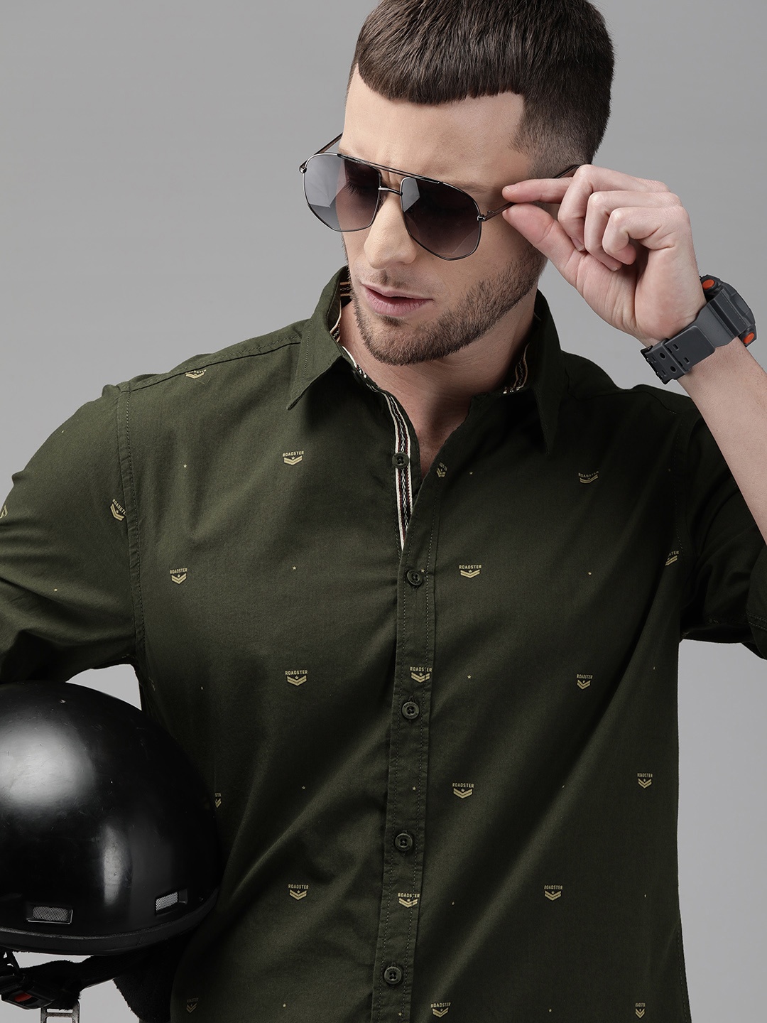 

The Roadster Lifestyle Co Men Olive Green Regular Fit Logo Printed Casual Shirt